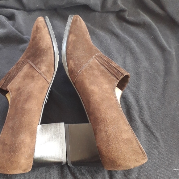 Salvatore Ferragamo Suede Pump - Picture 6 of 9